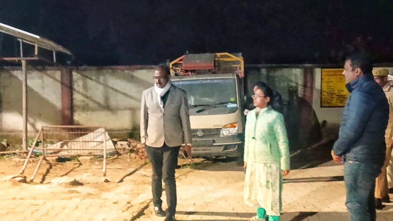 महराजगंज डीएम संतोष कुमार शर्मा का सख्त आदेश, कहा- गोवंश संरक्षण में लापरवाही नहीं चलेगी