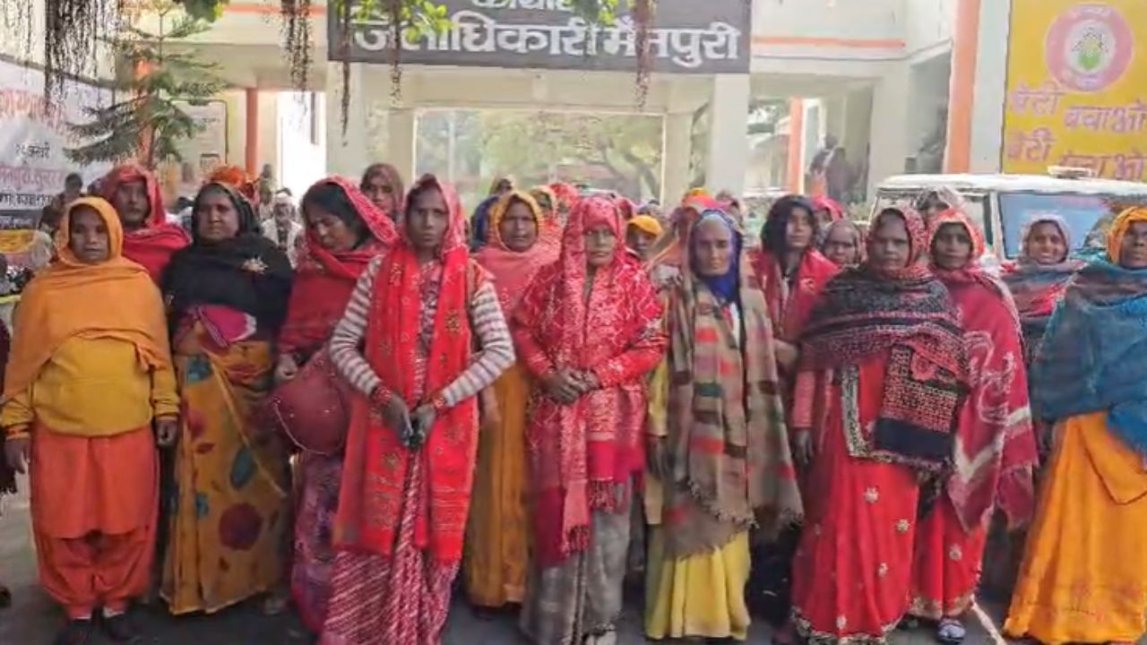मैनपुरी में शराब के ठेके के खिलाफ महिलाओं का प्रदर्शन, डीएम से की शिकायत