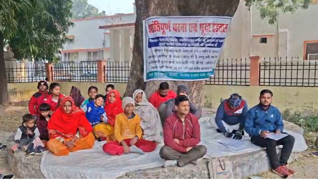 भू-माफिया का खौफ: मैनपुरी में प्रधान की दबंगई, जमीन बचाने धरने पर बैठा पीड़ित परिवार