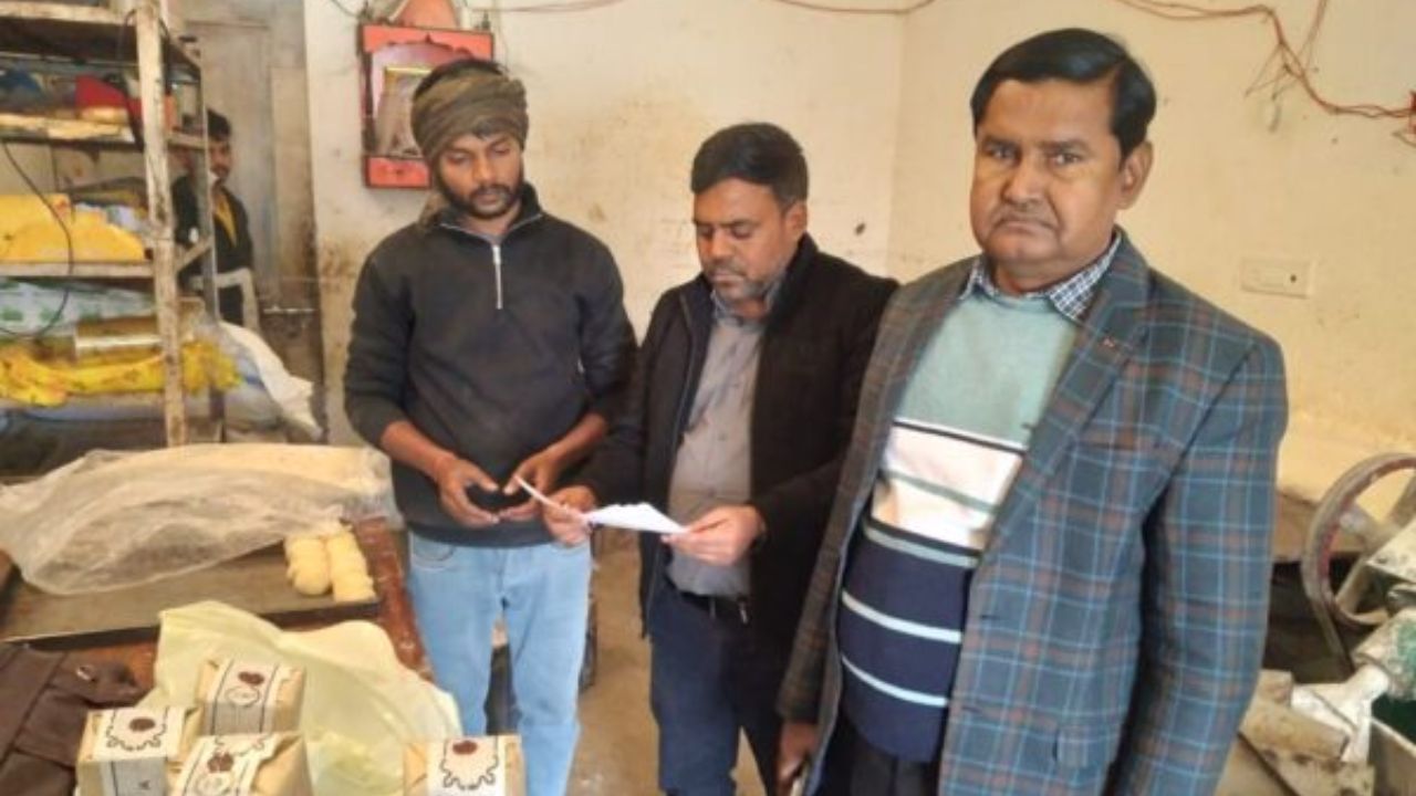 Gorakhpur: खजनी में खाद्य सुरक्षा विभाग की बड़ी कार्रवाई, बेकरी पर छापेमारी, मचा हड़कंप
