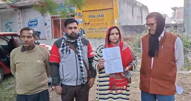 मैनपुरी में पति-पत्नी और वो का विवाद, पत्नी पर चाकू से हमला; SP से शिकायत