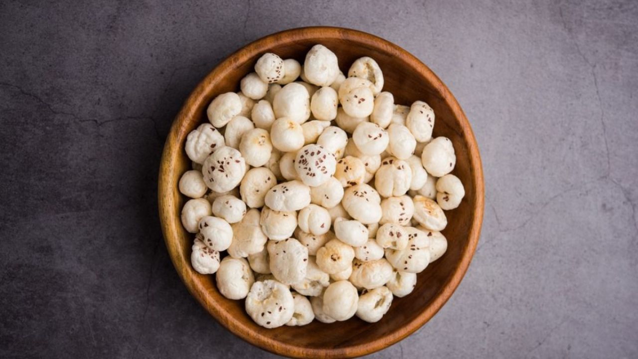 सर्दियों में रोजाना करीब 30 ग्राम मखाना खाना पर्याप्त होता है। इससे शरीर को जरूरी पोषक तत्व मिलते हैं और सर्दी-जुकाम, संक्रमण जैसी समस्याओं से बचाव होता है। मखाने की न्यूट्रिशनल वैल्यू बढ़ाने के लिए इसे घी में हल्का भूनकर खाना सबसे अच्छा माना जाता है। सर्दियों में रोजाना करीब 30 ग्राम मखाना खाना पर्याप्त होता है। इससे शरीर को जरूरी पोषक तत्व मिलते हैं और सर्दी-जुकाम, संक्रमण जैसी समस्याओं से बचाव होता है। मखाने की न्यूट्रिशनल वैल्यू बढ़ाने के लिए इसे घी में हल्का भूनकर खाना सबसे अच्छा माना जाता है।