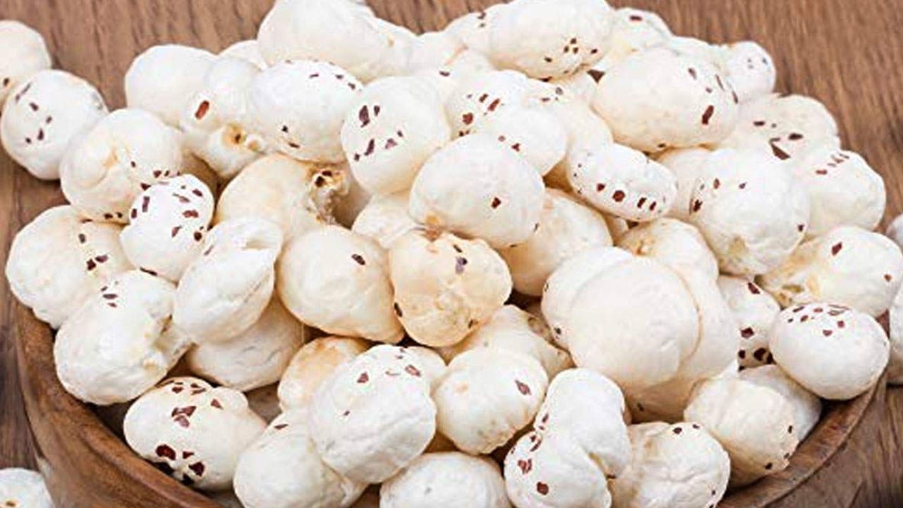 वजन कम करने की चाह रखने वालों के लिए मखाना किसी वरदान से कम नहीं है। इसमें सैचुरेटेड फैट और सोडियम कम होता है, जबकि फाइबर भरपूर मात्रा में होता है। इससे पेट भरा रहता है और अनावश्यक कैलोरी लेने से बचा जा सकता है, जिससे वजन धीरे-धीरे कम होने लगता है। वजन कम करने की चाह रखने वालों के लिए मखाना किसी वरदान से कम नहीं है। इसमें सैचुरेटेड फैट और सोडियम कम होता है, जबकि फाइबर भरपूर मात्रा में होता है। इससे पेट भरा रहता है और अनावश्यक कैलोरी लेने से बचा जा सकता है, जिससे वजन धीरे-धीरे कम होने लगता है।