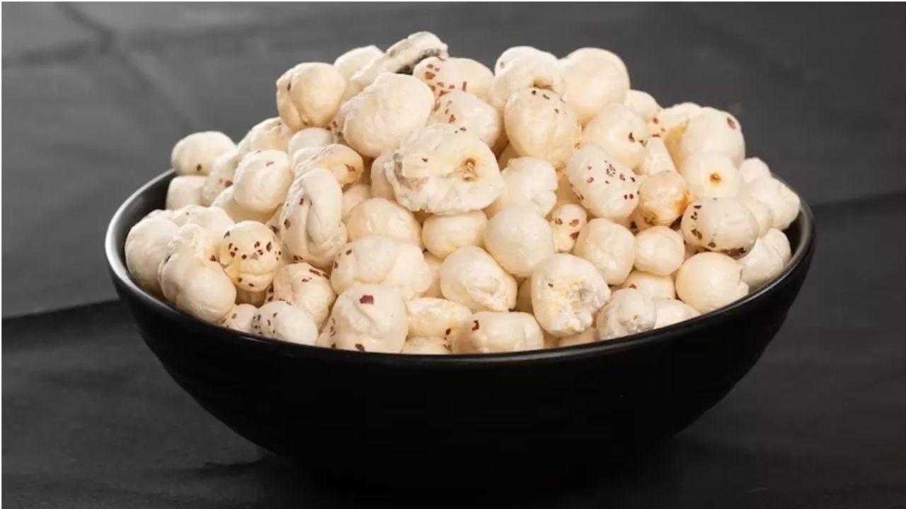 मखाना की तासीर गर्म होती है, इसलिए सर्दियों में इसका सेवन करना बेहद फायदेमंद है। सही मात्रा और सही तरीके से मखाना खाने पर यह इम्युनिटी बढ़ाने से लेकर हड्डियों को मजबूत करने तक में मदद करता है। मखाना की तासीर गर्म होती है, इसलिए सर्दियों में इसका सेवन करना बेहद फायदेमंद है। सही मात्रा और सही तरीके से मखाना खाने पर यह इम्युनिटी बढ़ाने से लेकर हड्डियों को मजबूत करने तक में मदद करता है।