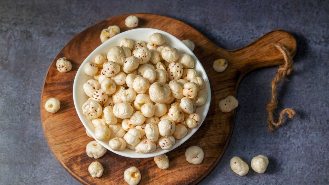 जिन लोगों को नींद न आने या बार-बार नींद टूटने की समस्या रहती है, उनके लिए मखाना बेहद फायदेमंद है। रात में सोने से पहले दूध में भिगोकर मखाना खाने से अच्छी नींद आती है। चाहें तो डेट्स और मखाना पानी में भिगोकर भी खा सकते हैं। कुछ ही दिनों में इसका सकारात्मक असर दिखने लगता है। जिन लोगों को नींद न आने या बार-बार नींद टूटने की समस्या रहती है, उनके लिए मखाना बेहद फायदेमंद है। रात में सोने से पहले दूध में भिगोकर मखाना खाने से अच्छी नींद आती है। चाहें तो डेट्स और मखाना पानी में भिगोकर भी खा सकते हैं। कुछ ही दिनों में इसका सकारात्मक असर दिखने लगता है।