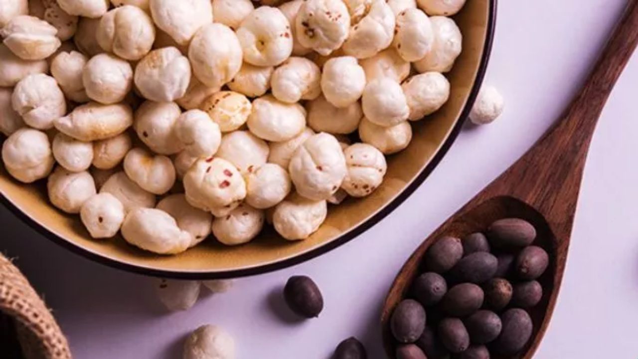 मखाना पाचन तंत्र को दुरुस्त रखने में मदद करता है। इसके नियमित सेवन से शरीर से विषैले तत्व बाहर निकलते हैं और किडनी स्वस्थ रहती है। मखाना शरीर को प्राकृतिक रूप से डिटॉक्स करने का काम करता है, जिससे कई बीमारियों का खतरा कम हो जाता है। मखाना पाचन तंत्र को दुरुस्त रखने में मदद करता है। इसके नियमित सेवन से शरीर से विषैले तत्व बाहर निकलते हैं और किडनी स्वस्थ रहती है। मखाना शरीर को प्राकृतिक रूप से डिटॉक्स करने का काम करता है, जिससे कई बीमारियों का खतरा कम हो जाता है।