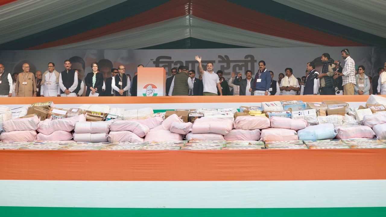 कांग्रेस ने इस रैली के जरिए सरकार और निर्वाचन आयोग पर चुनावों में मिलीभगत का आरोप लगाते हुए उन्हें कठघरे में खड़ा किया। कांग्रेस ने इस रैली के जरिए सरकार और निर्वाचन आयोग पर चुनावों में मिलीभगत का आरोप लगाते हुए उन्हें कठघरे में खड़ा किया।