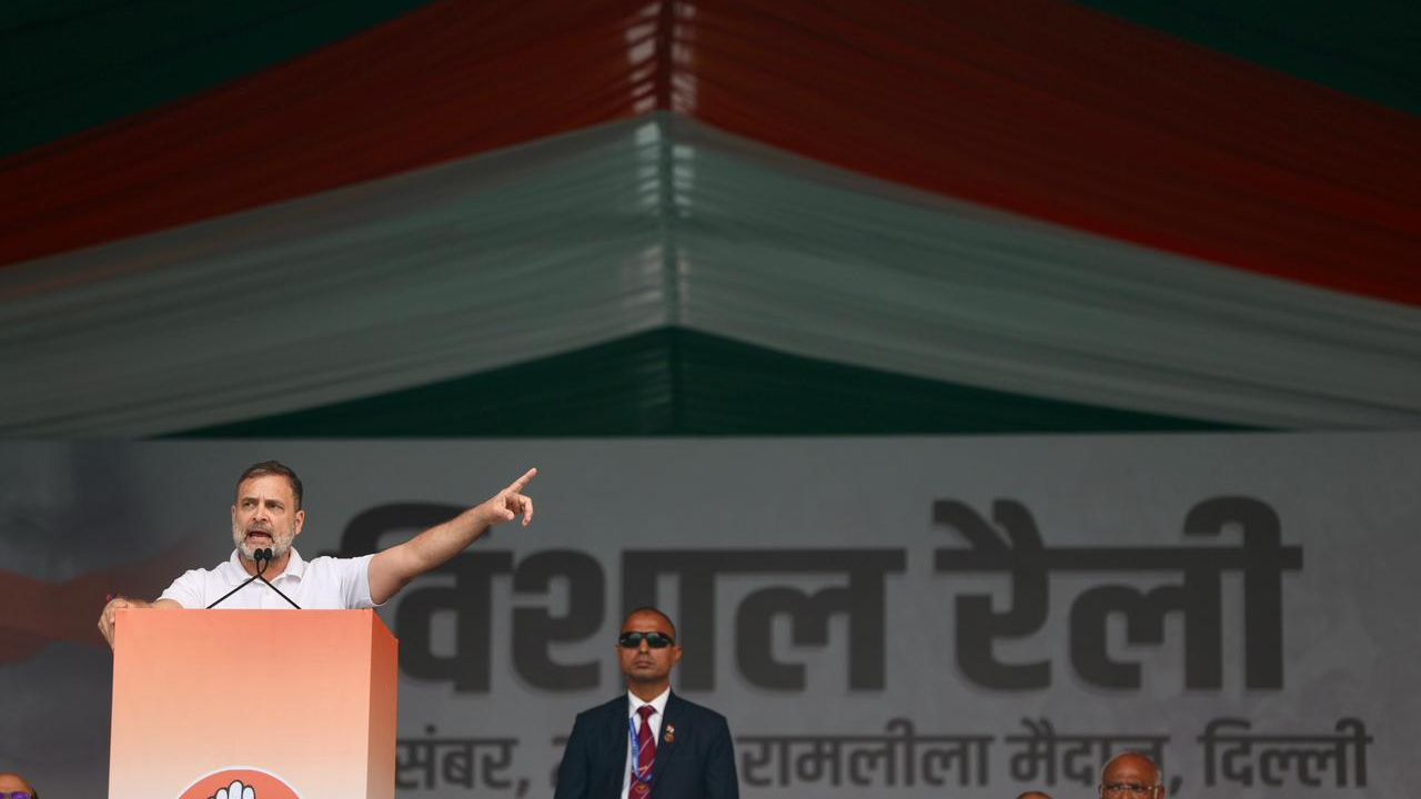 लोकसभा नेता प्रतिपक्ष और कांग्रेस सांसद राहुल गांधी समेत कांग्रेस के कई वरिष्ठ नेता इस रैली को संबोधित किया। लोकसभा नेता प्रतिपक्ष और कांग्रेस सांसद राहुल गांधी समेत कांग्रेस के कई वरिष्ठ नेता इस रैली को संबोधित किया।