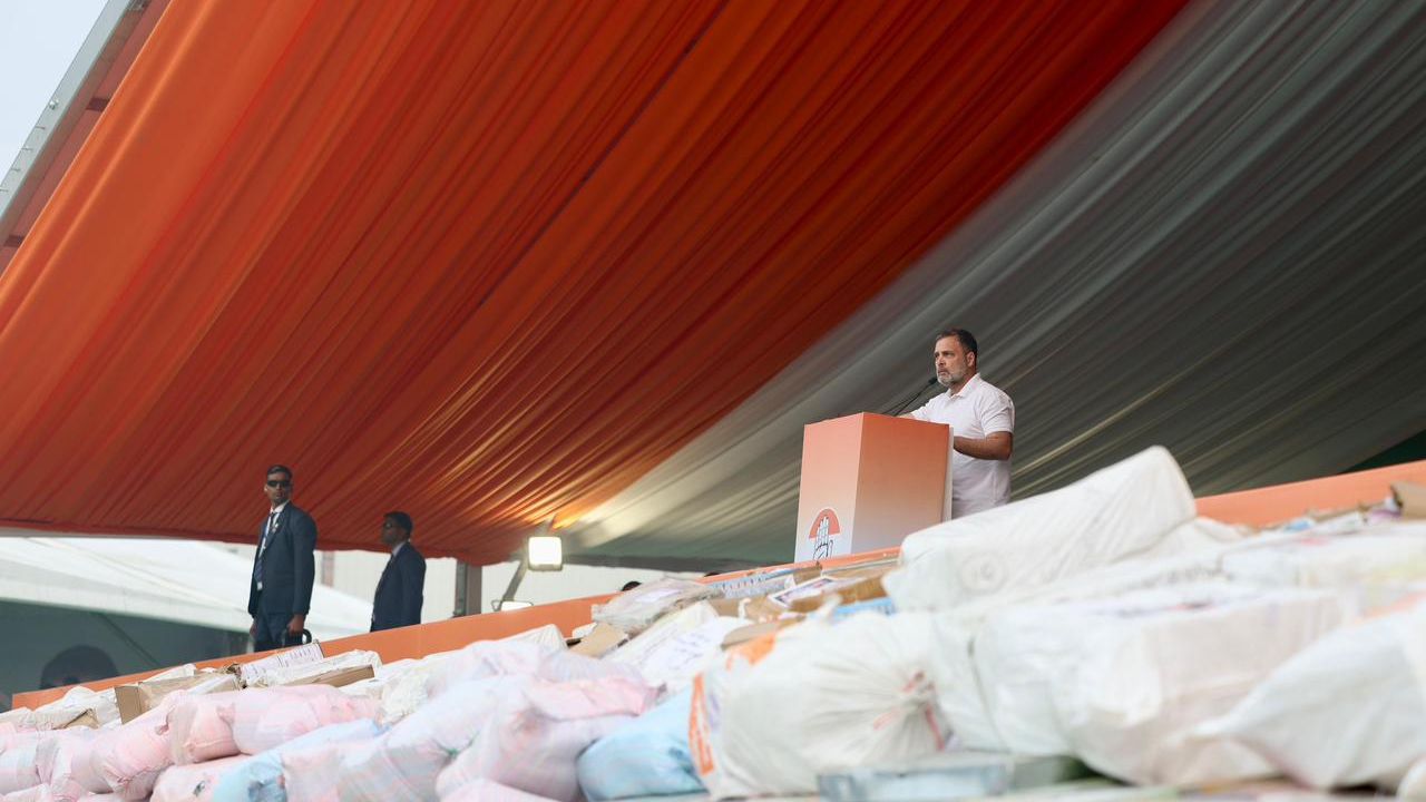 दिल्ली के रामलीला मैदान में आज कांग्रेस ने एक विशाल रैली का आयोजन किया, जिसमें पार्टी के कई प्रमुख नेता और कार्यकर्ता शामिल हुए। दिल्ली के रामलीला मैदान में आज कांग्रेस ने एक विशाल रैली का आयोजन किया, जिसमें पार्टी के कई प्रमुख नेता और कार्यकर्ता शामिल हुए।