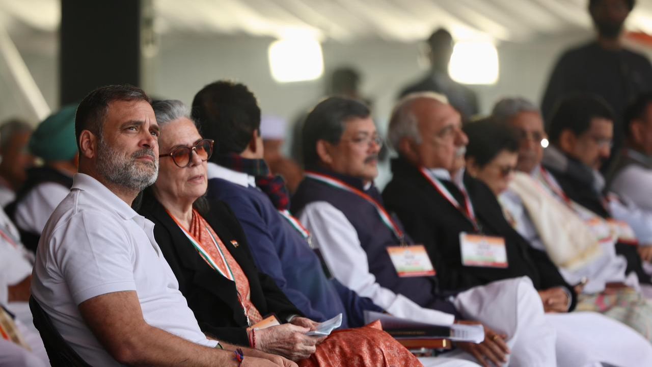 दिल्ली के रामलीला मैदान में आयोजित कार्यक्रम के दौरान कांग्रेस सांसद राहुल गांधी ने केंद्र सरकार पर तीखा हमला किया। दिल्ली के रामलीला मैदान में आयोजित कार्यक्रम के दौरान कांग्रेस सांसद राहुल गांधी ने केंद्र सरकार पर तीखा हमला किया।