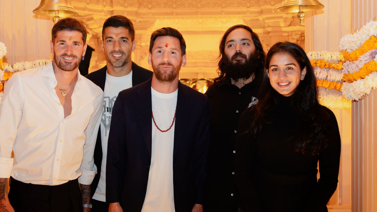 कोलकाता, हैदराबाद, मुंबई और दिल्ली में इवेंट्स पूरी करने के बाद, लियोनेल मेसी अपने भारत दौरे के आखिरी पड़ाव के लिए बुधवार शाम को जामनगर पहुंचे। उनके साथ इंटर मियामी टीम के साथी लुइस सुआरेज़ और रोड्रिगो डी पॉल भी थे। इस दौरे का मुख्य आकर्षण अनंत अंबानी द्वारा स्थापित 3,500 एकड़ के एनिमल रेस्क्यू और रिहैबिलिटेशन सेंटर वंतारा का दौरा था। (Img: X)