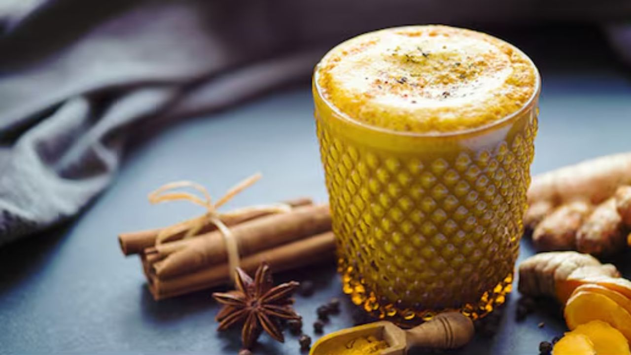 हल्दी और काली मिर्च वाला दूध सर्दियों में इम्यूनिटी बढ़ाने का पुराना घरेलू उपाय है। यह शरीर को अंदर से मजबूत बनाता है और इंफेक्शन से लड़ने में मदद करता है। (Img Source: Google)