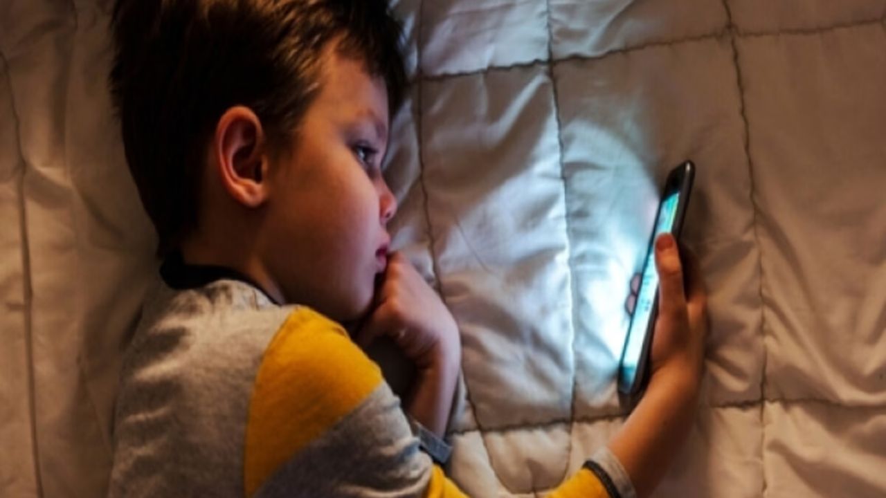 एक्सपर्ट्स सलाह देते हैं कि मोबाइल सीमित समय के लिए इस्तेमाल करें। सही पोस्चर, ब्रेक और स्क्रीन फिल्टर अपनाकर इन समस्याओं से बचा जा सकता है। (Img Source: Google)