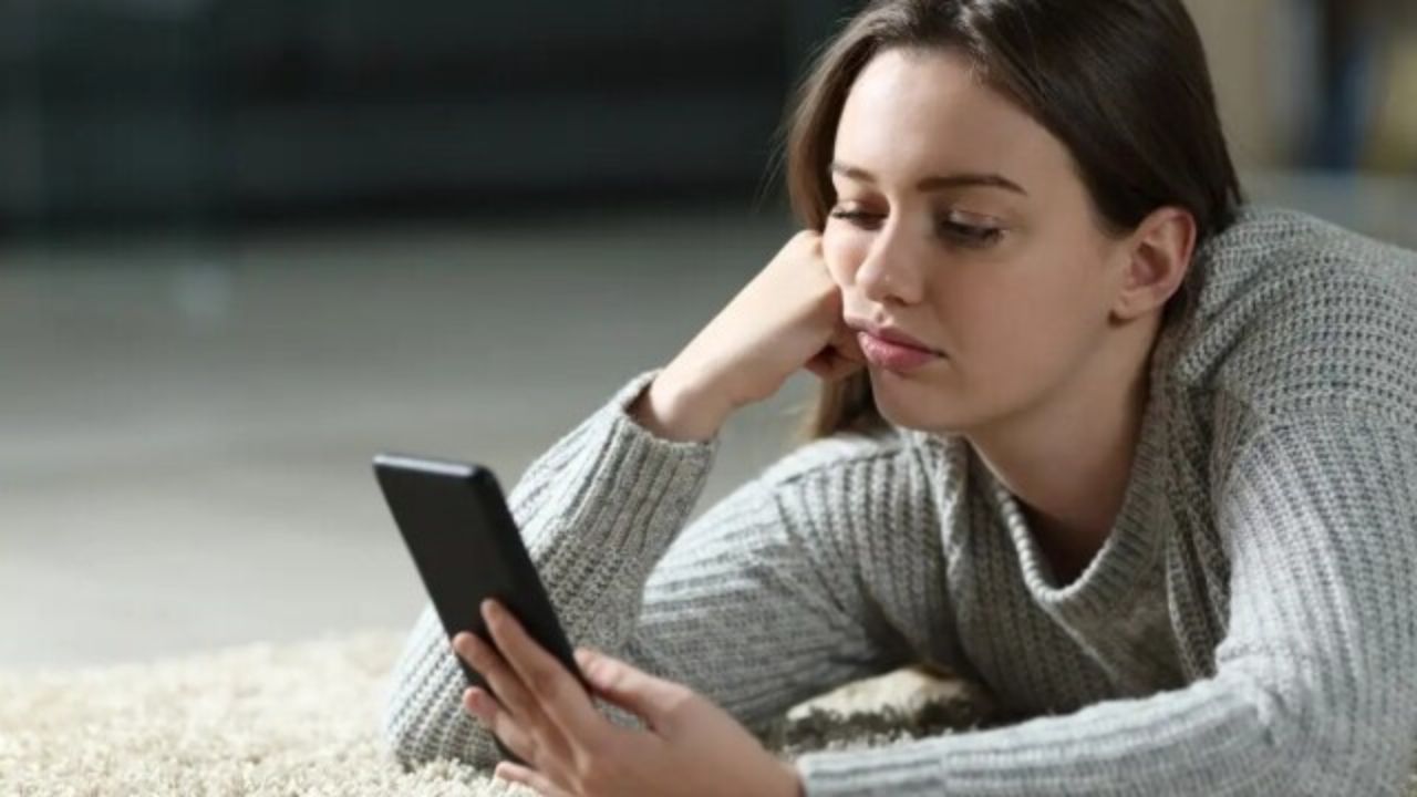 आंखों पर भी मोबाइल की नीली रोशनी बुरा असर डालती है। इससे आंखों में जलन, सूखापन, धुंधलापन और सिरदर्द जैसी दिक्कतें हो सकती हैं। (Img Source: Google)