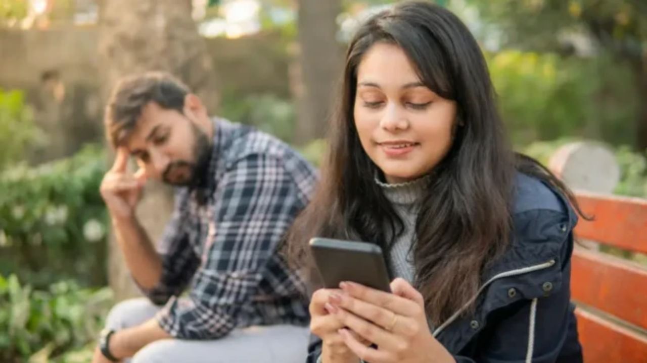 विशेषज्ञ इसे “टेक नेक” या “स्मार्टफोन सिंड्रोम” कहते हैं। इससे मांसपेशियों में खिंचाव और जोड़ों में दर्द की समस्या बढ़ सकती है। (Img Source: Google)