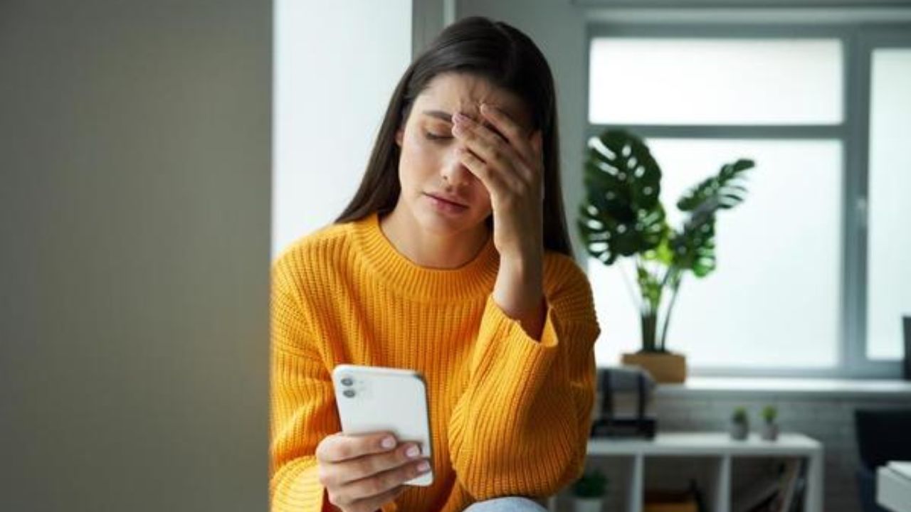 लंबे समय तक मोबाइल देखने से गर्दन, कंधे और कमर पर सीधा असर पड़ता है। गलत पोस्चर में फोन इस्तेमाल करने से रीढ़ की हड्डी पर अतिरिक्त दबाव बनता है। (Img Source: Google)