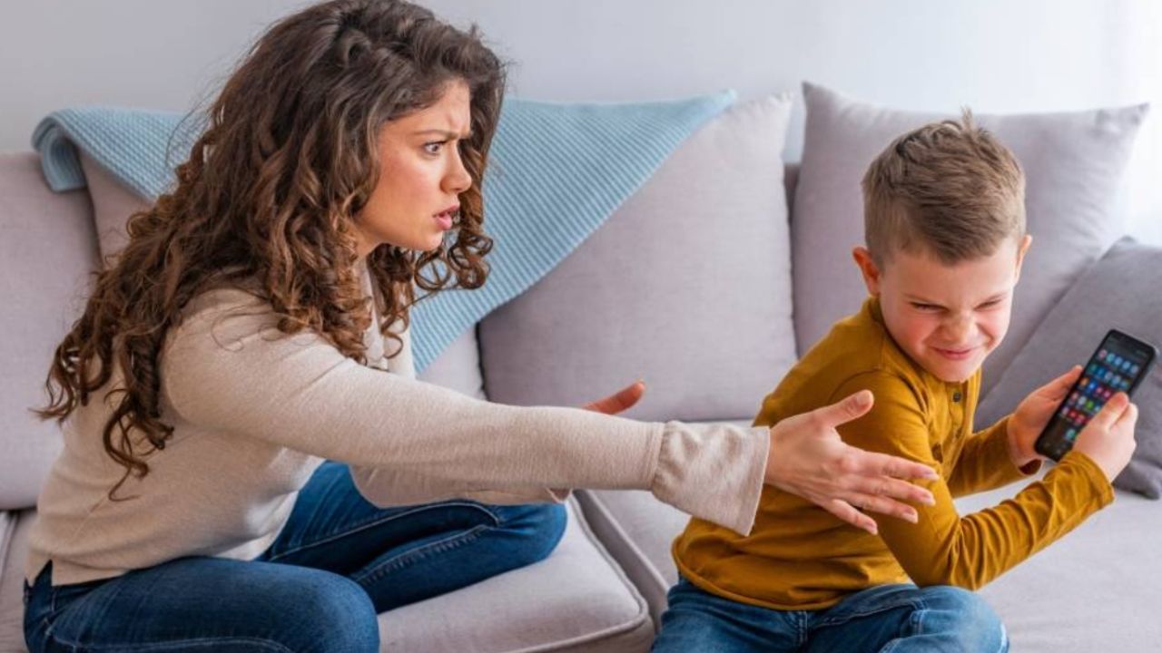 आज के डिजिटल दौर में मोबाइल फोन हमारी दिनचर्या का अहम हिस्सा बन चुका है। सुबह आंख खुलते ही और रात को सोने से पहले तक मोबाइल का इस्तेमाल आम हो गया है। (Img Source: Google)