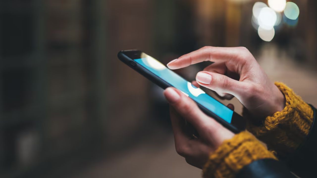 ज्यादा मोबाइल इस्तेमाल कर रहा है शरीर को बीमार? कमर से लेकर आंखों तक पड़ रहा है ये बुरा असर