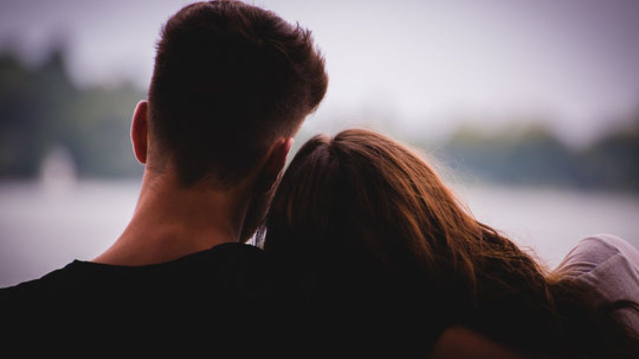 बिन ब्याही मां के बेटे का दोबारा होगा DNA टेस्ट, कफन में बच्चा लेकर SP ऑफिस पहुंची युवती, पढ़ें प्यार और इनकार की कहानी