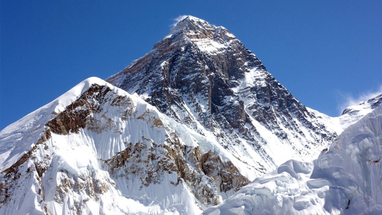 नेपाल की सबसे बड़ी वैश्विक पहचान उसकी पर्वत चोटियाँ हैं। विश्व की 14 आठ-हज़ारी चोटियों में से 8 चोटियाँ नेपाल में या उसकी सीमा पर स्थित हैं। इनमें माउंट एवरेस्ट (सगरमाथा), ल्होत्से, मकालू, धौलागिरि, मनास्लु और अन्नपूर्णा जैसी विश्व प्रसिद्ध चोटियाँ शामिल हैं। माउंट एवरेस्ट की ऊँचाई 8,848 मीटर है, जो न केवल नेपाल बल्कि पूरी दुनिया की सबसे ऊँची चोटी है। यही कारण है कि नेपाल को “दुनिया की सबसे ऊँची छत” भी कहा जाता है। नेपाल की सबसे बड़ी वैश्विक पहचान उसकी पर्वत चोटियाँ हैं। विश्व की 14 आठ-हज़ारी चोटियों में से 8 चोटियाँ नेपाल में या उसकी सीमा पर स्थित हैं। इनमें माउंट एवरेस्ट (सगरमाथा), ल्होत्से, मकालू, धौलागिरि, मनास्लु और अन्नपूर्णा जैसी विश्व प्रसिद्ध चोटियाँ शामिल हैं। माउंट एवरेस्ट की ऊँचाई 8,848 मीटर है, जो न केवल नेपाल बल्कि पूरी दुनिया की सबसे ऊँची चोटी है। यही कारण है कि नेपाल को “दुनिया की सबसे ऊँची छत” भी कहा जाता है।