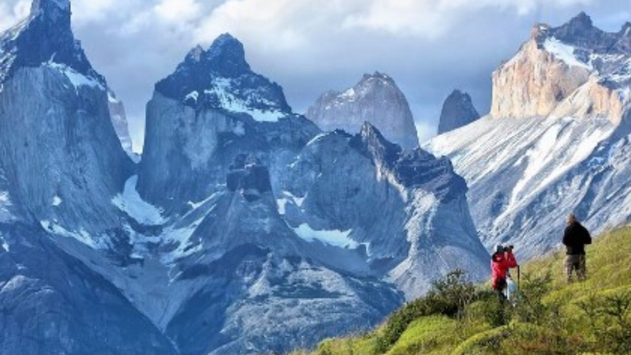 दक्षिण अमेरिका का हुआयूवाश सर्किट, जो एवरेस्ट ट्रेक के समान है, 5000 मीटर की ऊंचाई पर स्थित है और 130 से 170 किमी तक फैला हुआ है। यहां की बर्फीली नदियां, खड़ी चढ़ाई और ग्लेशियर इसे और खतरनाक बनाते हैं। ट्रेकर्स को लैंडस्लाइड और हाइपोथर्मिया जैसे जोखिमों का सामना करना पड़ सकता है, जिससे यह ट्रेक बहुत चुनौतीपूर्ण हो जाता है। (फोटो सोर्स- गूगल) दक्षिण अमेरिका का हुआयूवाश सर्किट, जो एवरेस्ट ट्रेक के समान है, 5000 मीटर की ऊंचाई पर स्थित है और 130 से 170 किमी तक फैला हुआ है। यहां की बर्फीली नदियां, खड़ी चढ़ाई और ग्लेशियर इसे और खतरनाक बनाते हैं। ट्रेकर्स को लैंडस्लाइड और हाइपोथर्मिया जैसे जोखिमों का सामना करना पड़ सकता है, जिससे यह ट्रेक बहुत चुनौतीपूर्ण हो जाता है। (फोटो सोर्स- गूगल)