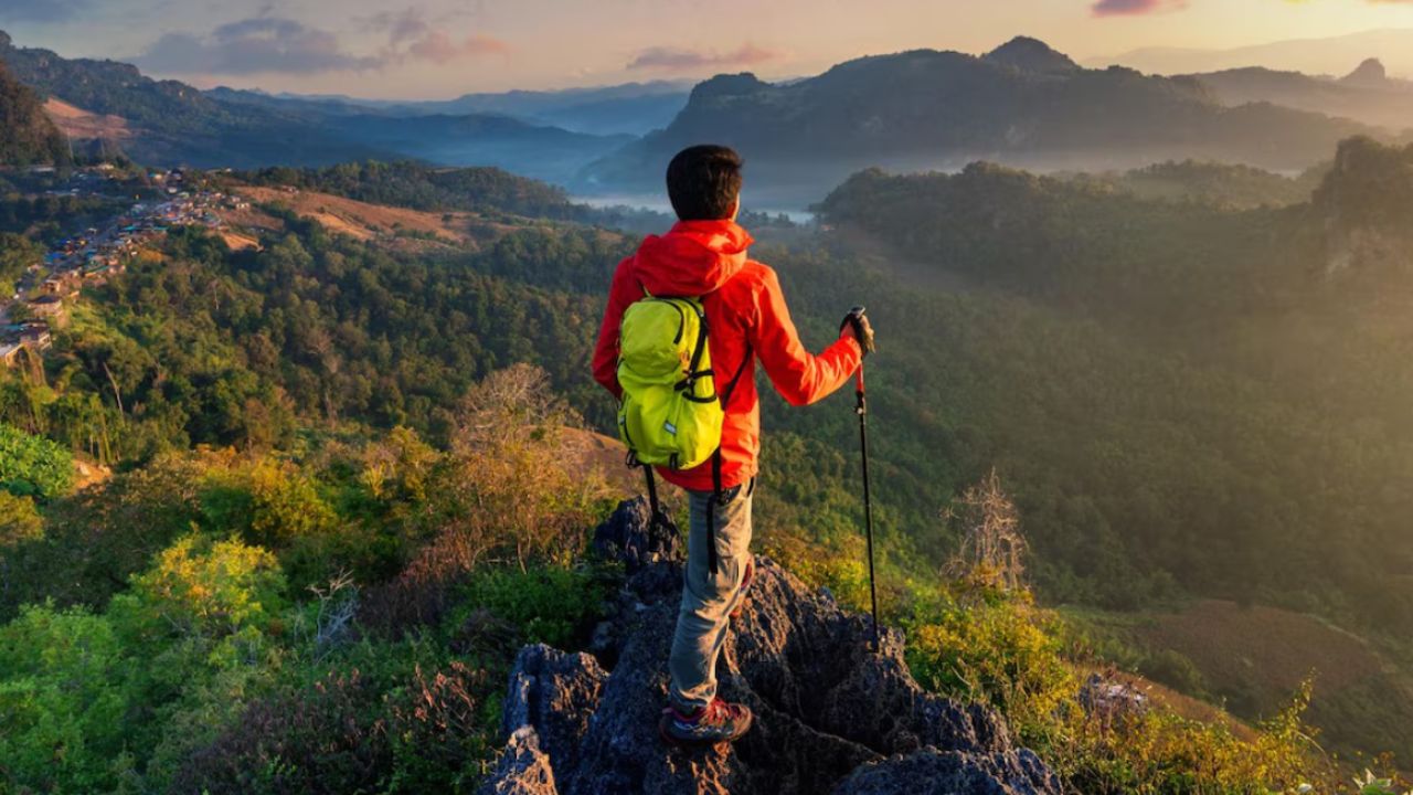 Mountain Trek: माउंट हुआशान से लेकर एवरेस्ट तक, ये हैं दुनिया के सबसे खतरनाक ट्रेक्स