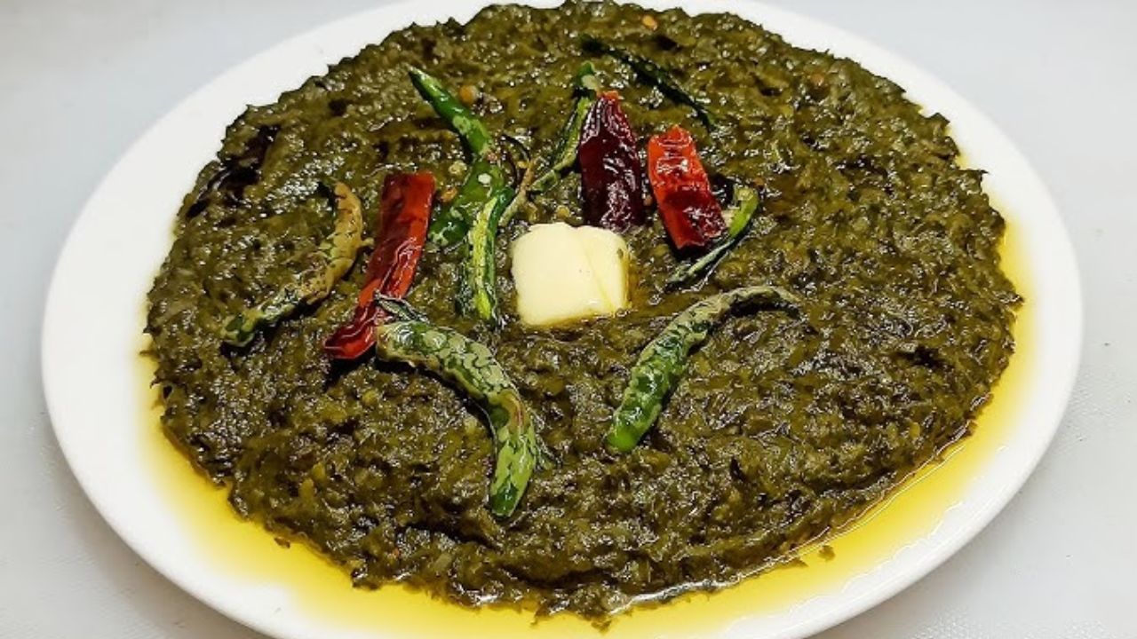 सर्दियों में मक्के की रोटी के साथ सरसों का साग खाने का अपना ही अलग आनंद है। इसमें विटामिन C, K और कैल्शियम प्रचुर मात्रा में होते हैं, जो इम्यूनिटी बढ़ाने, हड्डियां मजबूत करने और पाचन सुधारने में मदद करते हैं। इसके अलावा सरसों में मौजूद एंटीऑक्सीडेंट्स कोलेस्ट्रॉल कम करने और हृदय स्वास्थ्य बनाए रखने में भी लाभकारी हैं। सरसों में ग्लूकोसिनोलेट्स नामक कंपाउंड कैंसर के जोखिम को घटाने में मदद करते हैं।