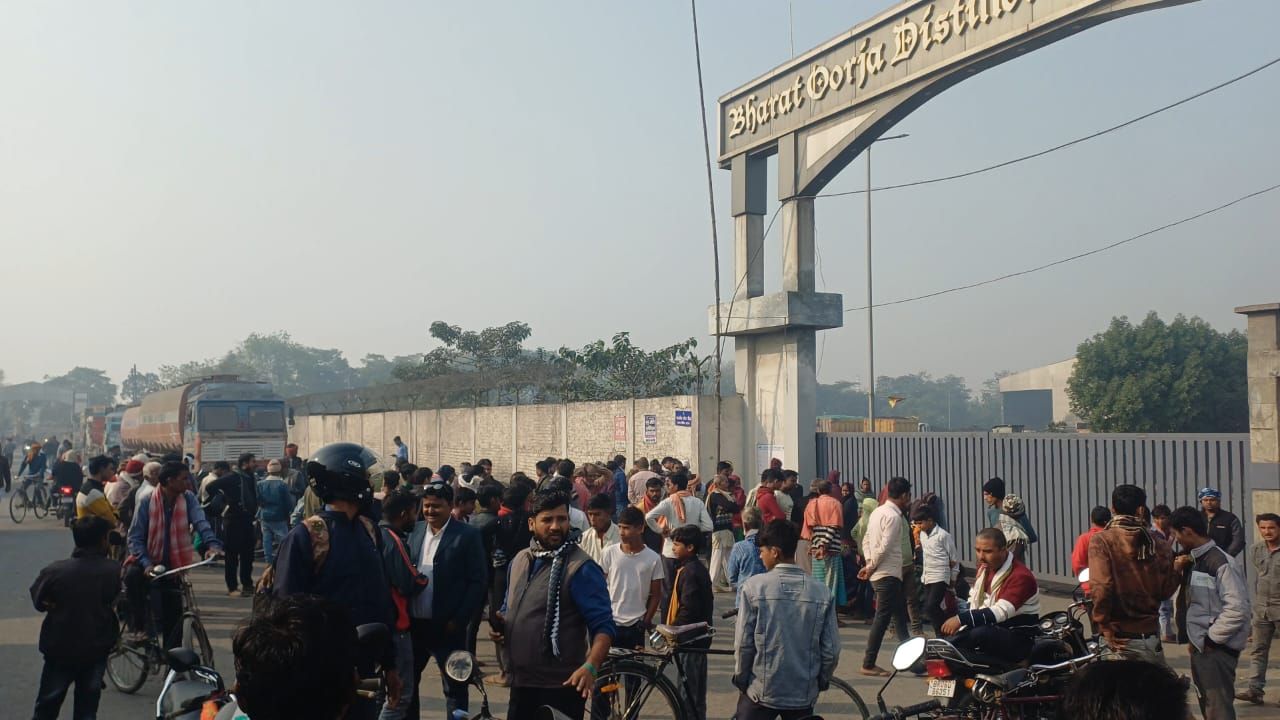 Muzaffarpur: एथनॉल प्लांट में मजदूर की संदिग्ध मौत, आक्रोशित ग्रामीणों ने शव रख कर किया प्रदर्शन