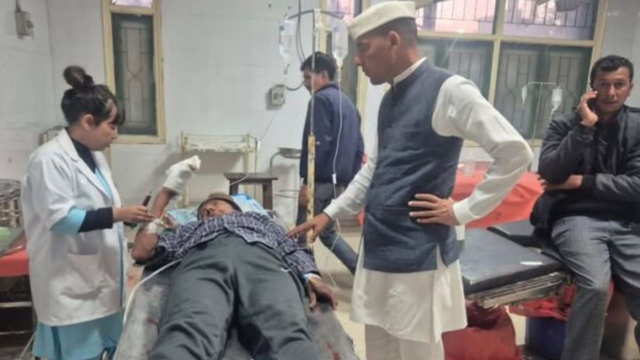 पेड़ काटते समय मौत से सामना: हाई वोल्टेज लाइन की चपेट में आया ग्रामीण, गंभीर हालत में अस्पताल में भर्ती