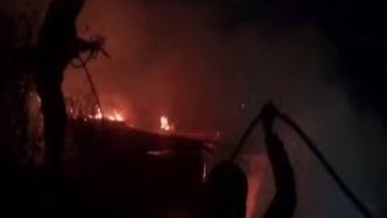 नैनीताल अस्पताल में आग का भयानक तांडव: गोदाम में लगी भीषण आग, कई वाहन जलकर हुए राख