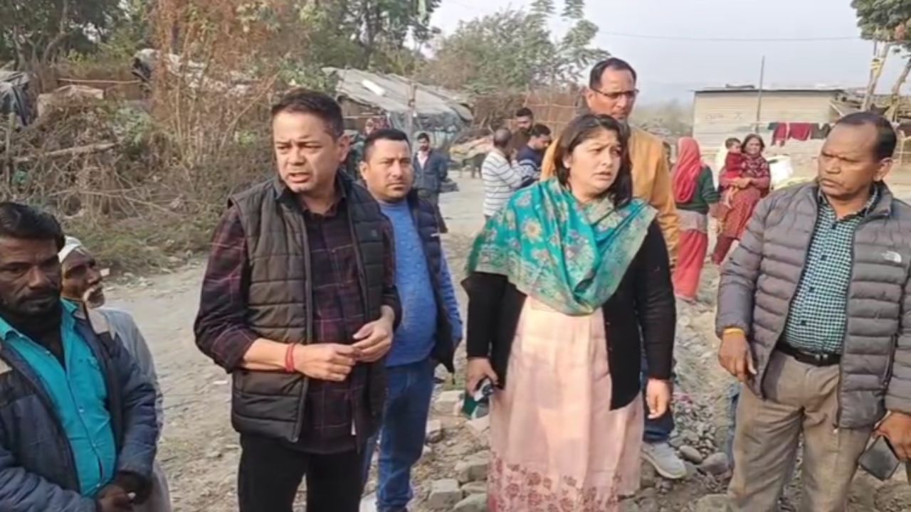 रामनगर में अतिक्रमण में प्रभावित हुए परिवारों से मिली ब्लॉक प्रमुख मंजू नेगी, नुमाइंदों की चुप्पी पर साधा निशाना