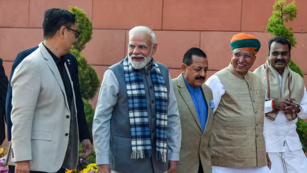 प्रधानमंत्री नरेंद्र मोदी हर बार की तरह इस बार भी अपने ट्रेडमार्क स्टाइल में दिखे, लेकिन उनका ब्लू कलर का कुर्ता-कोटी और मैचिंग ब्लू मफलर पूरे सत्र में चर्चा का विषय बना रहा। सर्दियों को ध्यान में रखते हुए पहनाया गया यह सिंपल लेकिन क्लासिक आउटफिट उनके सिग्नेचर लुक का ताज़ा रूप कहा जा सकता है। प्रधानमंत्री नरेंद्र मोदी हर बार की तरह इस बार भी अपने ट्रेडमार्क स्टाइल में दिखे, लेकिन उनका ब्लू कलर का कुर्ता-कोटी और मैचिंग ब्लू मफलर पूरे सत्र में चर्चा का विषय बना रहा। सर्दियों को ध्यान में रखते हुए पहनाया गया यह सिंपल लेकिन क्लासिक आउटफिट उनके सिग्नेचर लुक का ताज़ा रूप कहा जा सकता है।