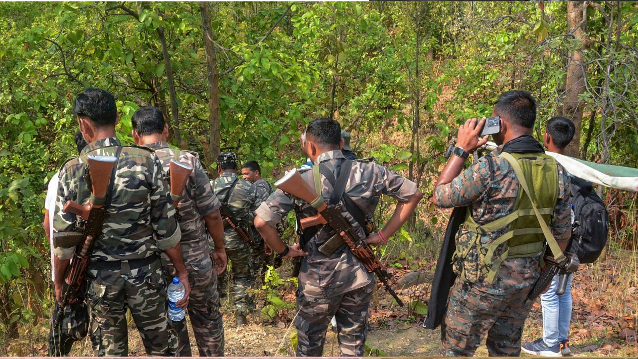 Naxal Encounter: बीजापुर में भीषण मुठभेड़ में दो DRG जवान शहीद, 7 नक्सली ढेर