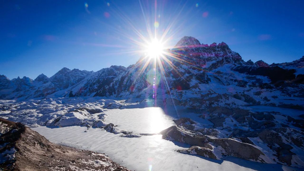 क्षेत्रफल और आबादी में अपेक्षाकृत छोटा देश होने के बावजूद, नेपाल की लगभग 75 प्रतिशत भूमि पहाड़ी और हिमालयी है। यही कारण है कि कई भूगोलवेत्ता नेपाल को “दुनिया की पर्वतीय राजधानी” भी कहते हैं। क्षेत्रफल और आबादी में अपेक्षाकृत छोटा देश होने के बावजूद, नेपाल की लगभग 75 प्रतिशत भूमि पहाड़ी और हिमालयी है। यही कारण है कि कई भूगोलवेत्ता नेपाल को “दुनिया की पर्वतीय राजधानी” भी कहते हैं।