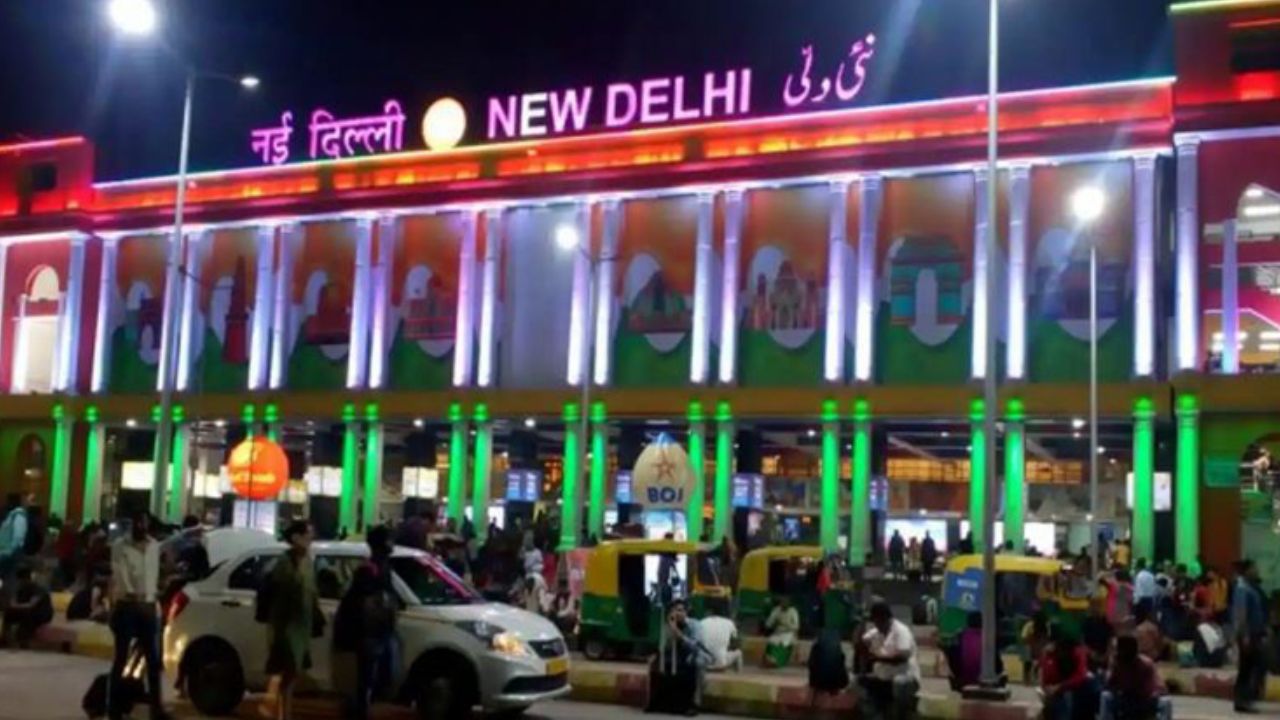नई दिल्ली रेलवे स्टेशन पर ड्रॉप-ऑफ लेन के बदले नियम, पार्किंग शुल्क में बदलाव से यात्रियों को मिलेगी राहत