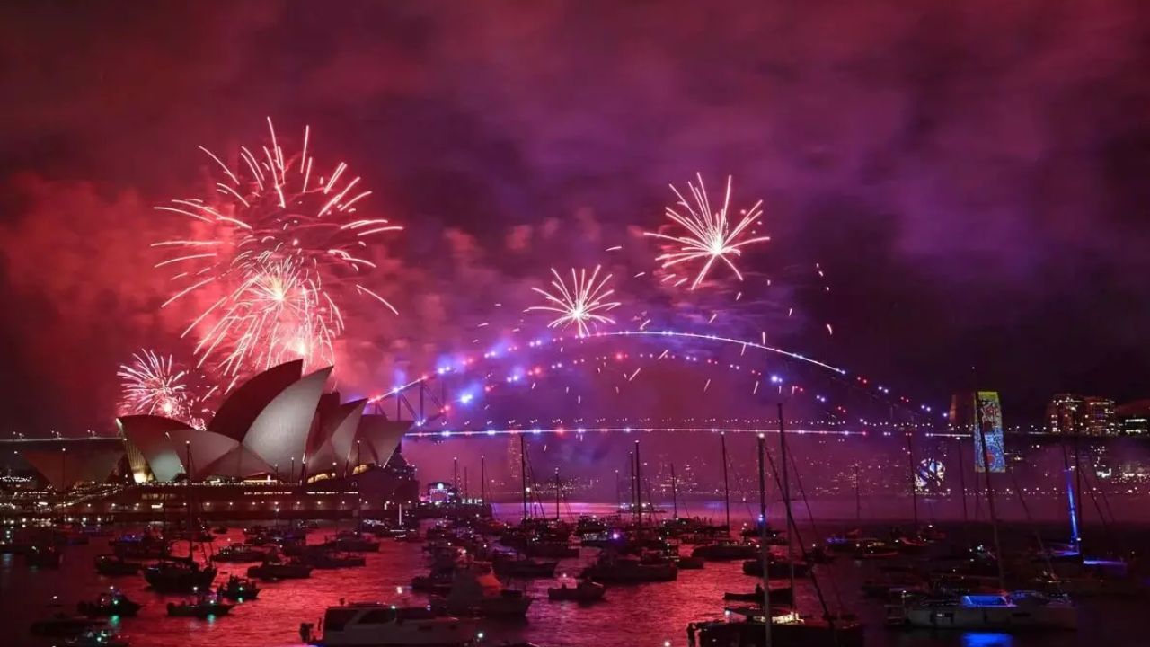 New Year 2026: नए साल का जश्न बना ग्लोबल फेस्टिवल, भारत और दुनिया का हर कोना है रंगीन; देखें तस्वीर