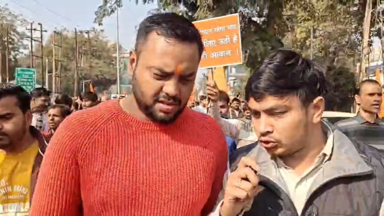 Video: नोएडा में बांग्लादेश हिंसा के खिलाफ उबाल, VHP-बजरंग दल का प्रदर्शन