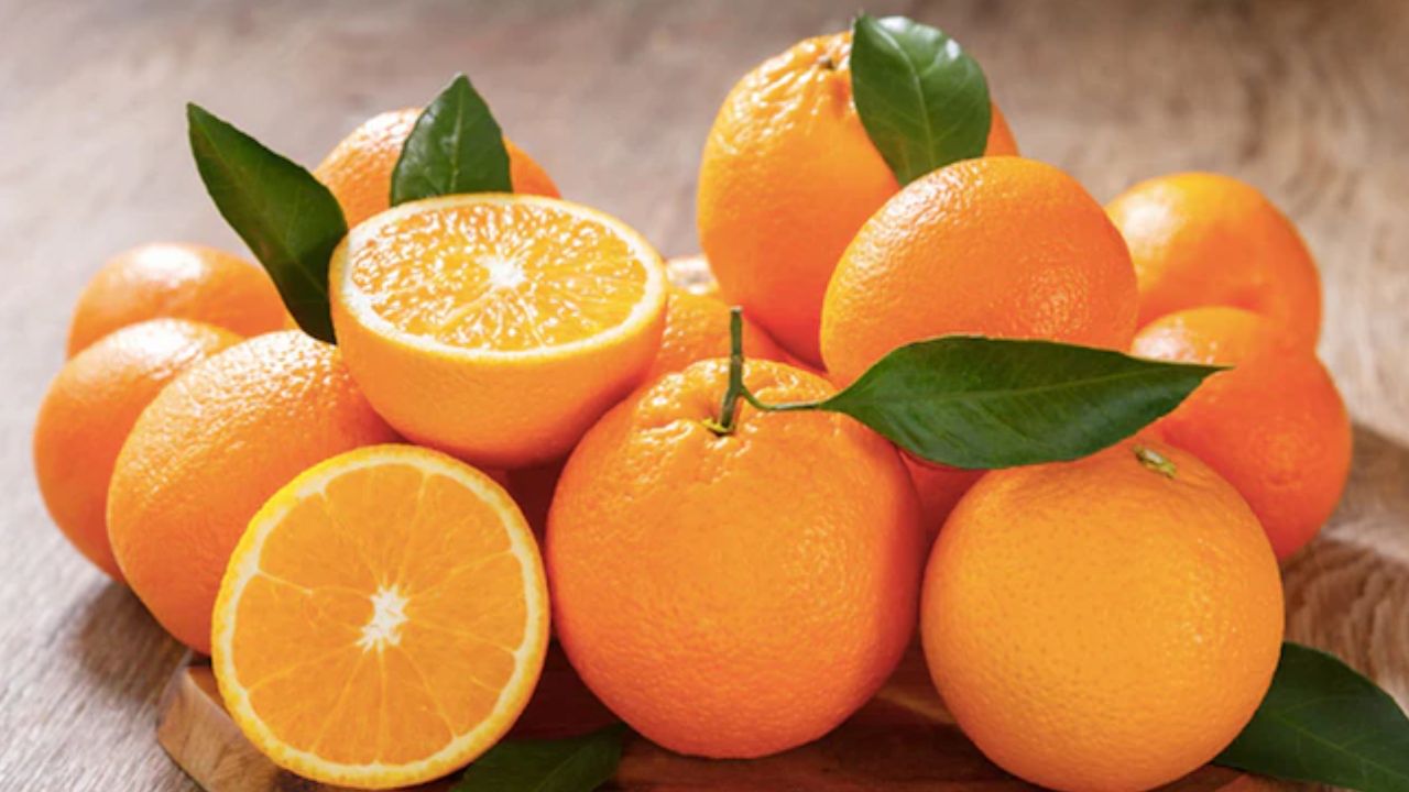 सर्दियों में संतरा खाना न केवल स्वादिष्ट होता है, बल्कि यह आपकी त्वचा के लिए भी बेहद फायदेमंद है। संतरा विटामिन C का बेहतरीन स्रोत है, जो त्वचा को मजबूत और कोमल बनाने में मदद करता है। यह कोलेजन निर्माण में भी सहायक होता है, जिससे त्वचा की लोच बनाए रखी जाती है। सर्दियों में रोजाना संतरा या उसका जूस पीना त्वचा के लिए फायदेमंद होता है। 