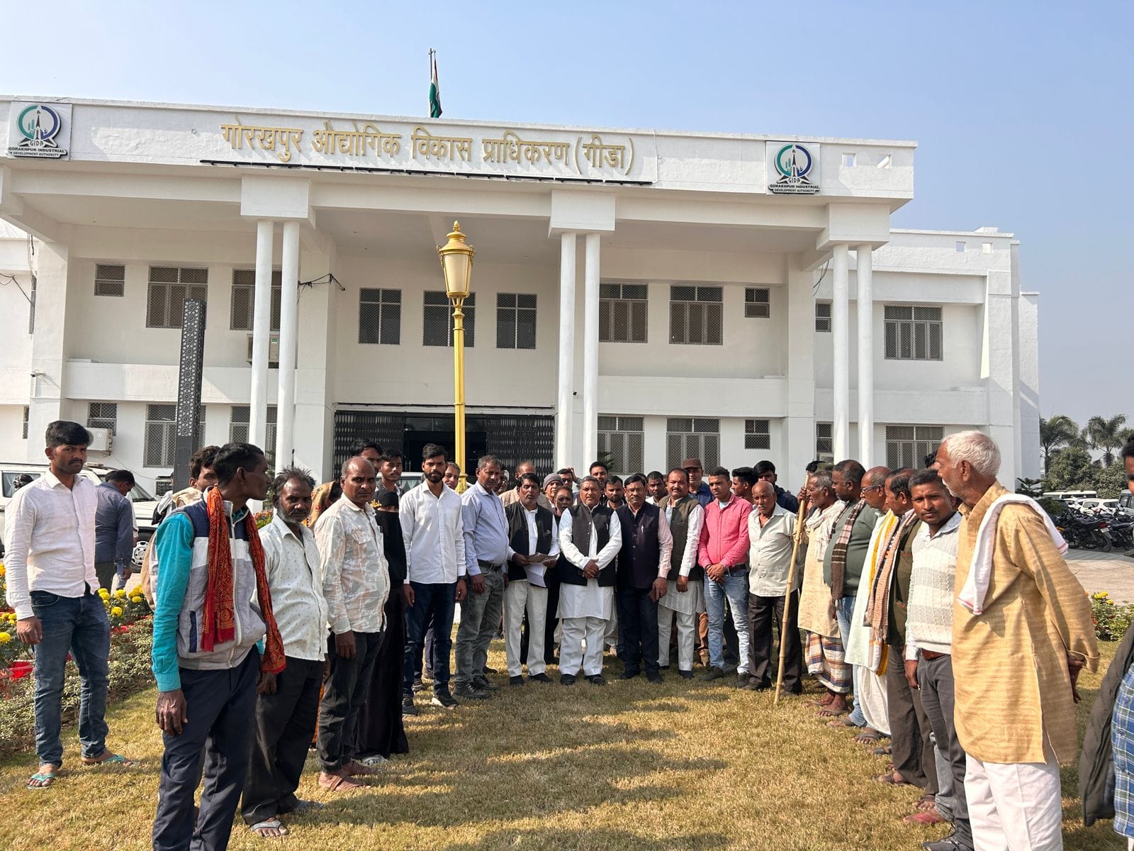 गोरखपुर प्राधिकरण पर किसानों का हल्ला बोल, कहा- अगर मांग पूरी नहीं हुई तो…