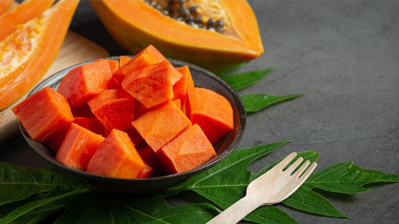 अगर हल्का नाश्ता चाहते हैं तो केला, सेब या पपीता जैसे फल अच्छे विकल्प हैं। ये आसानी से पचते हैं और गैस बनने की संभावना कम करते हैं। (Img: Google)