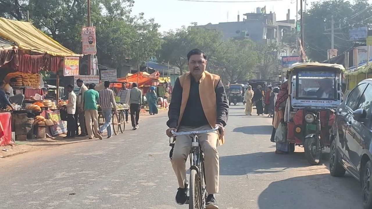 Kanpur Dehat News: आखिर क्यों साइकिल चलाने को मजबूर हुए पंचायत सचिव, जानें क्या है पूरा मामला