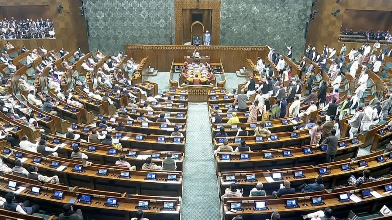 Parliament Winter Session: संसद में SIR पर जबरदस्त हंगामा, दोनों सदनों की कार्यवाही मंगलवार 11 बजे तक स्थगित