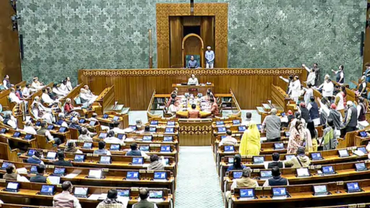 SIR विवाद से गूंजा संसद का शीतकालीन सत्र, सरकार की चर्चा को हरी झंडी; आज होगा बड़ा घमासान