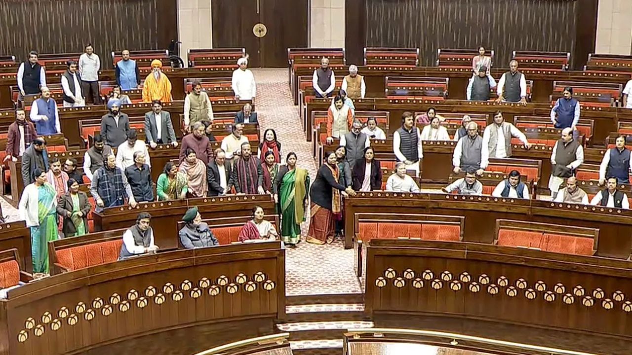 संसद में हंगामा: विपक्षी दलों ने की तख्तियां दिखाकर किया विरोध, जानें स्थगन के बाद क्या करते हैं सांसद