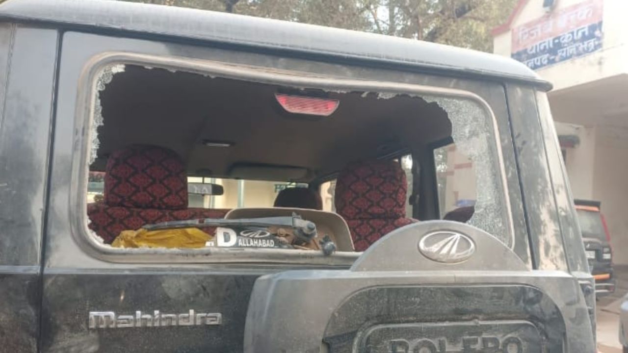 सोनभद्र पुलिस पर ग्रामीणों ने किया जमकर पथराव, वजह जानकर आप भी हो जाएगे हैरान; पढ़ें पूरी खबर