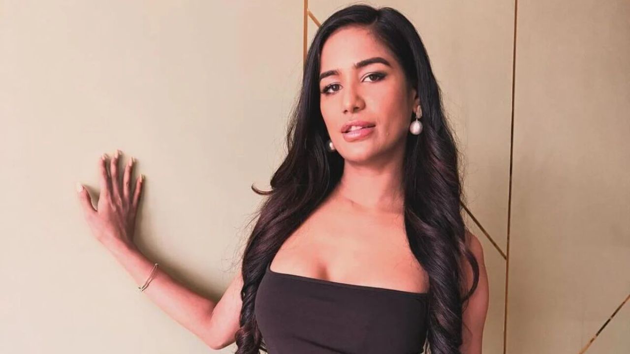 Poonam Pandey was ready to pose nude for MS Dhoni and the team if they won the 2011 World Cup.