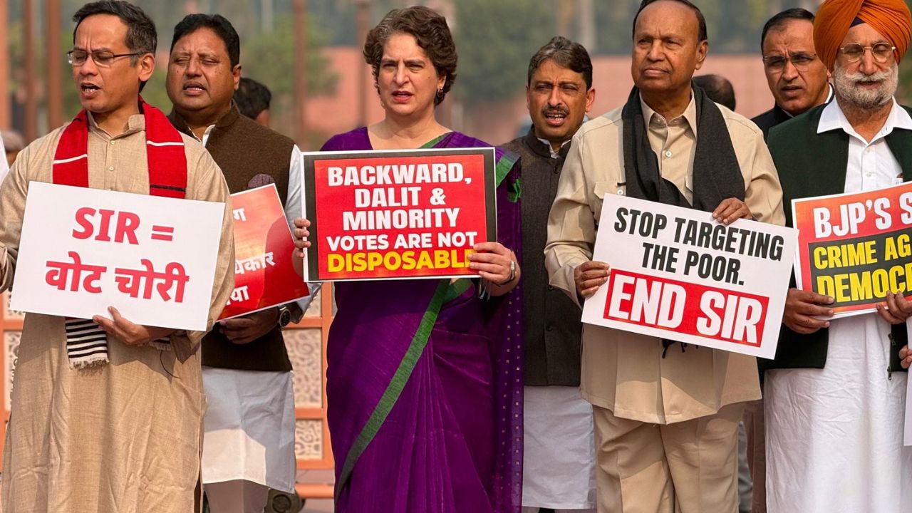 कांग्रेस की वरिष्ठ नेता प्रियंका गांधी भी अपने सेंस ऑफ स्टाइल के लिए जानी जाती हैं। कांग्रेस की वरिष्ठ नेता प्रियंका गांधी भी अपने सेंस ऑफ स्टाइल के लिए जानी जाती हैं।