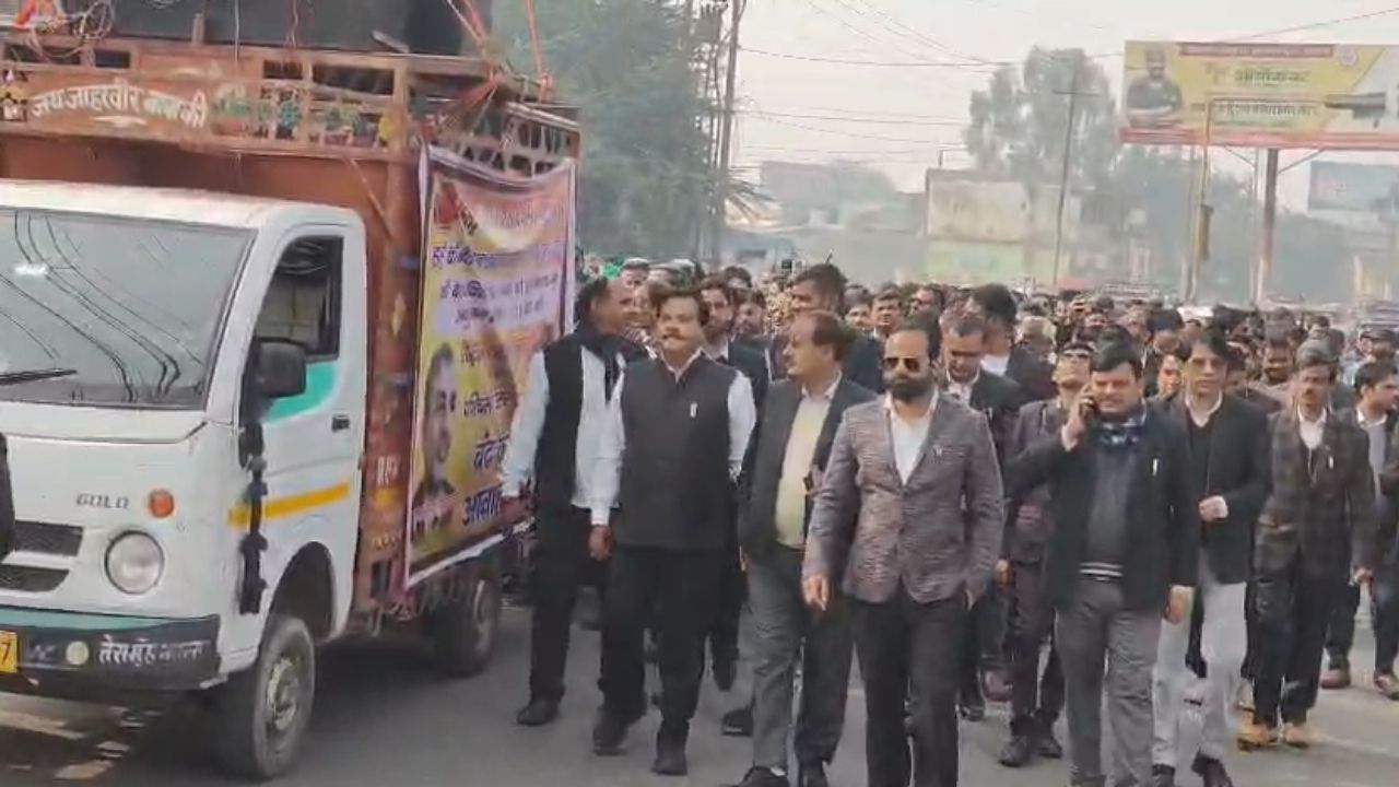 बुलंदशहर की सड़कों पर उतर आए वकील, High Court बेंच की मांग को लेकर कलक्ट्रेट को घेरा; निकाला जुलूस