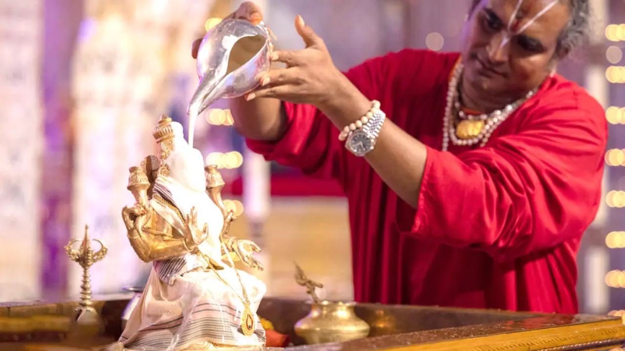 पूजा के दौरान, देवी-देवताओं को अर्पित की गई कई सामग्रियां बाद में बच जाती हैं। ऐसे में अक्सर लोगों के मन में यह सवाल उठता है कि क्या इन्हें दोबारा पूजा में इस्तेमाल किया जा सकता है या नहीं। (Img Source: Google)