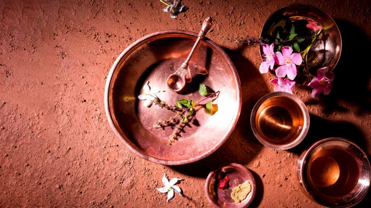 चांदी, पीतल या तांबे के बर्तन, भगवान की मूर्ति, घंटी, शंख, आसन और मंत्र जाप की माला को साफ कर दोबारा पूजा में इस्तेमाल किया जा सकता है। ये वस्तुएं स्थायी और शुद्ध मानी जाती हैं। (Img Source: Google)